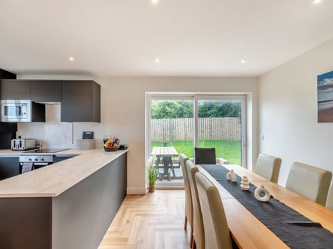 Kitchen | The Caddy’s Lodge - The Drive Cottages, Bamburgh
