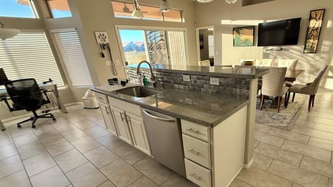 Breakfast bar
Formal Dining
Overlooking backyard 