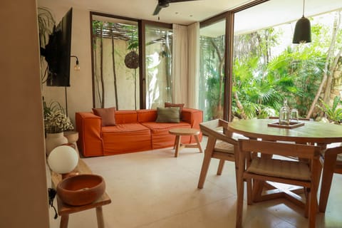 Interior / Espacios integrados con vistas al patio