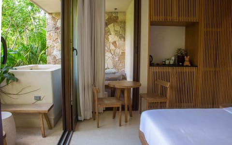 Interior / Vista desde la habitación a la terraza y alberca privada 