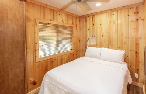 Cottage | 2 bedrooms, free WiFi, bed sheets