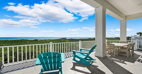 Front-row ocean views from your private balcony 🌊
Relax in Adirondack chairs, soak up the sunshine, and enjoy endless Atlantic vistas—perfect for morning coffee, afternoon breezes, and sunset skies.
