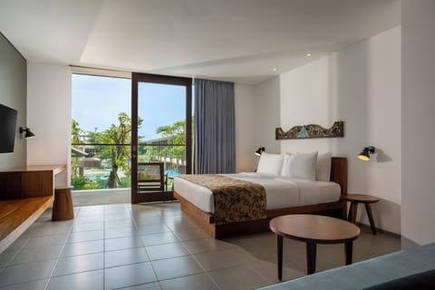 Studio Room King Pool View | In-room safe, desk, blackout drapes, free WiFi