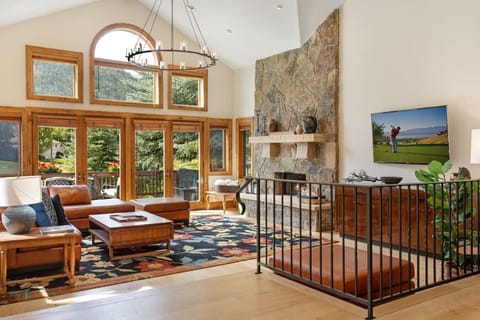 EagleVail Golf Course Views - Private Hot Tub! House in Avon