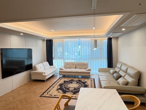 Premiere Grand Suite | WiFi (free), individually decorated, individually furnished