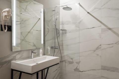 Classic Single Room, Non Smoking, Courtyard View | Bathroom | Shower, hair dryer, towels, soap