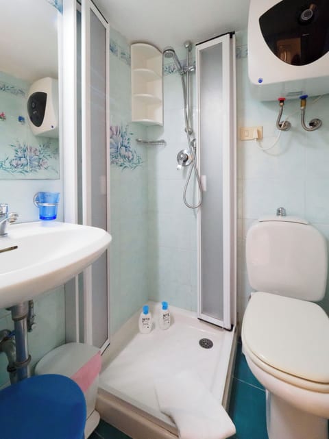 Apartment, 1 Bedroom, Private Bathroom | Bathroom | Free toiletries, hair dryer, towels, soap