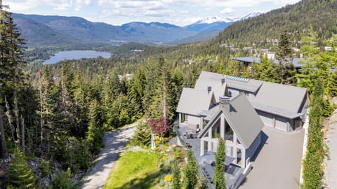 The exterior - access the Ski-Out trail right outside the mudroom door.