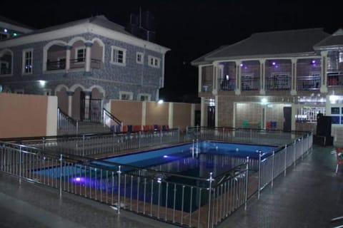 Swim-up bar