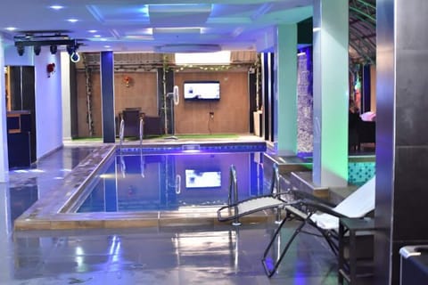 Indoor/outdoor pool