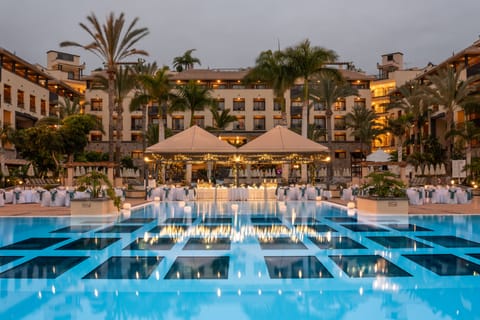 4 outdoor pools, open 10:00 AM to 6:00 PM, pool umbrellas, sun loungers