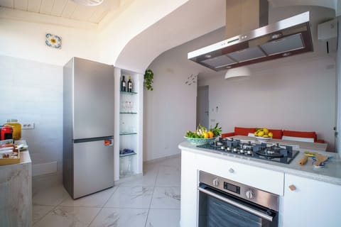  "Spazio aperto e luminoso per momenti conviviali tra cucina e soggiorno."