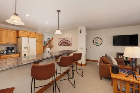 Seating for 4 at breakfast bar