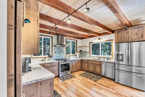 Kitchen: Fully-equipped kitchen, updated appliances, drip coffee maker & Keurig coffee machine, crockpot, blender, adjacent to the dining room