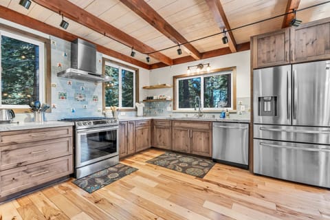 Kitchen: Fully-equipped kitchen, updated appliances, drip coffee maker & Keurig coffee machine, crockpot, blender, adjacent to the dining room