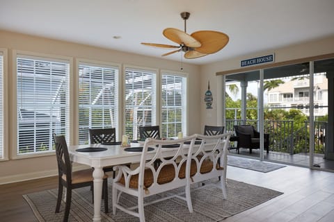 Dining area with capacity for 6 guests