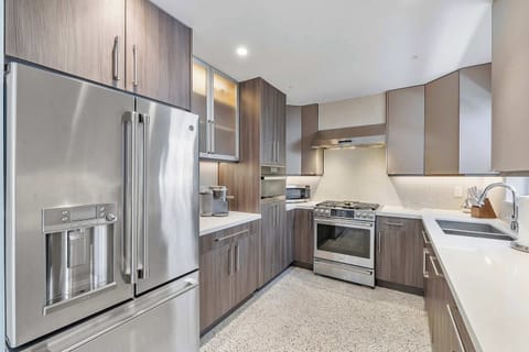 Main House - Fully stocked kitchen