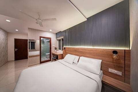 Deluxe Double Room | Premium bedding, desk, bed sheets