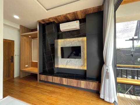 Superior Room, 1 King Bed, Balcony | Minibar, desk, free WiFi, bed sheets