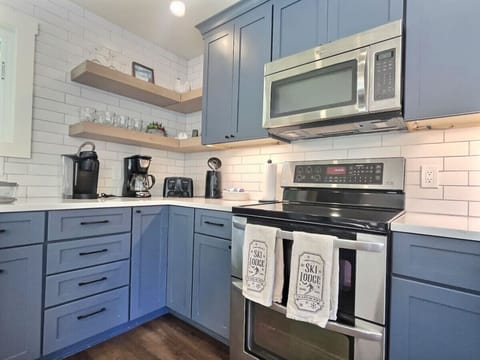 Simple and functional kitchen with everything you need.