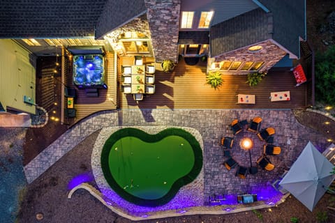 Hot Tub, outdoor dining, firepit, grill, cornhole, giant Connect4, and mini golf