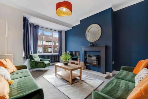 Spacious living room equipped with a SMART TV with Netflix, an indoor fireplace and plenty of space to sit down and relax. 