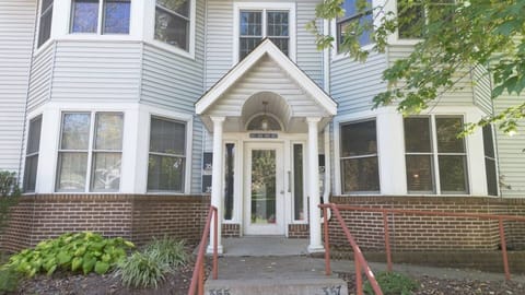 Steps away from IU, bars, restaurants, and all things Bloomington. The best of B-Town is at your doorstep! ‍♂️️