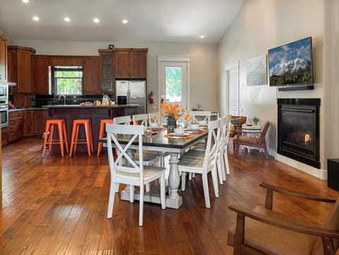 Our open-concept space lets everyone stay connected while you craft the perfect meal in our Luxe Kitchen. The rest of the group nearby at the island, enjoying the fire, or unwinding with the TV—perfect for chatting, laughing, and making memories together!