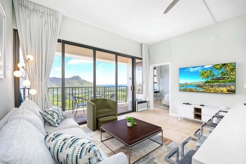 Newly renovated 1 bedroom with beautiful Diamond Head Mountain and Ocean views