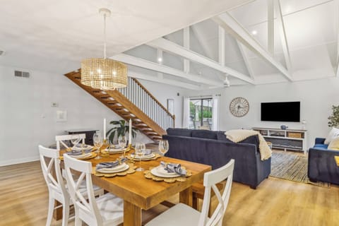 Dining table featuring 6 chairs.