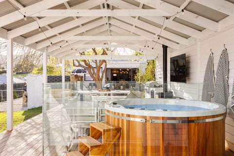 House | 6 bedrooms, desk, Internet