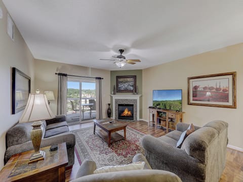 Whispering Pines 224 Three Bedroom Sleeps 8 - Spacious Living Room with Gas Fireplace, Sleeper Sofa and SMART TV with Cable & WIFI throughout vacation rental