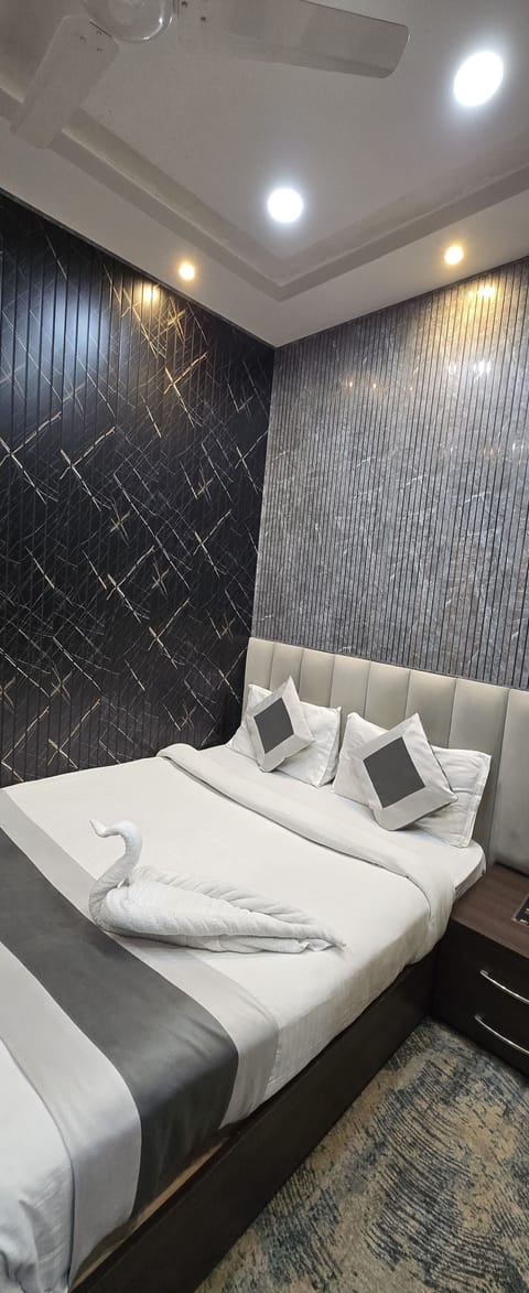 Minibar, free WiFi, bed sheets