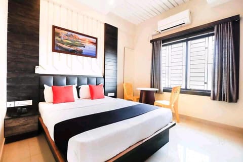 Budget Single Room | Desk, laptop workspace, free WiFi