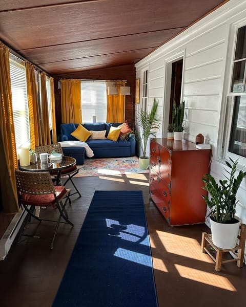 Sun room with pull out sofa bed. 