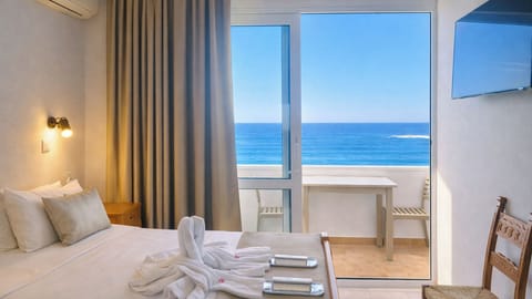 Superior Double Room, Sea View | Premium bedding, in-room safe, free WiFi, bed sheets