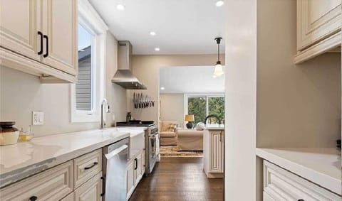 Superior Villa, Non Smoking, Kitchen | Private kitchen | Fridge, microwave, oven, stovetop