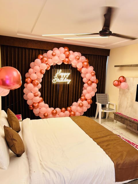 Studio Suite | Egyptian cotton sheets, premium bedding, desk, WiFi (free)