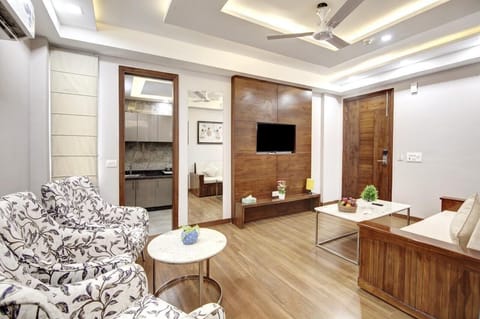 Royal Studio Suite | Living area | 42-cm flat-screen TV with cable channels