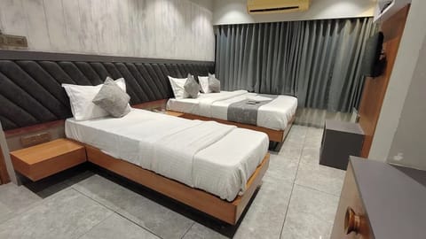 Suite | Premium bedding, pillowtop beds, desk, laptop workspace