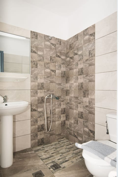 Apartment, 1 Bedroom | Bathroom | Shower, hair dryer, towels