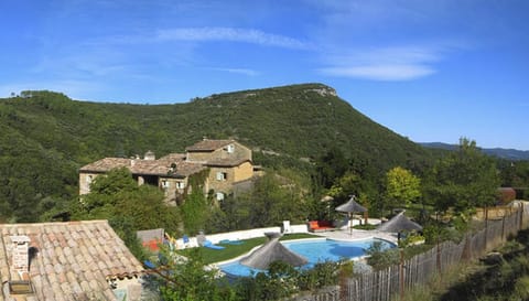 Vue du Mas et sa piscine 38 déf