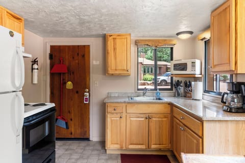 Cottage, 2 Bedrooms, Kitchen | Private kitchen | Mini-fridge, microwave, coffee/tea maker