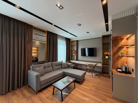 Grand Room | Egyptian cotton sheets, premium bedding, Tempur-Pedic beds, minibar