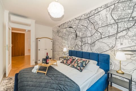 Private Bedroom with Queen Bed | Book Now with RENTUJEMY
