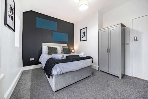 A cozy double bed and ample storage await in this thoughtfully designed bedroom, providing the ideal balance of comfort and convenience. 🌙🛏️