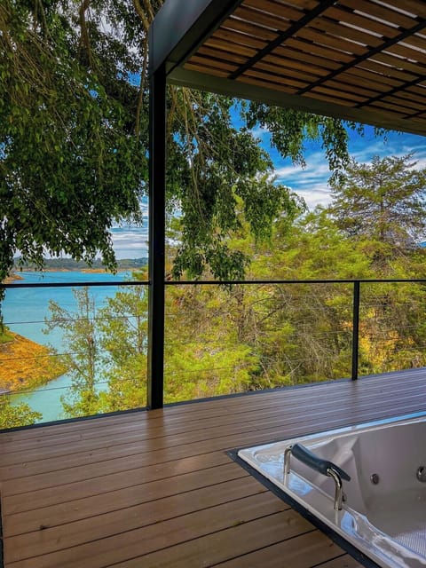 Deluxe Suite, Balcony, Lake View | Private spa tub
