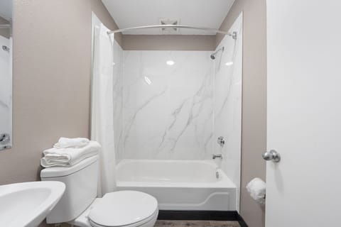 Studio, 1 Queen Bed, Non Smoking | Bathroom | Towels, toilet paper