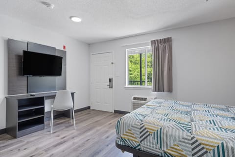 Studio, 1 Queen Bed, Non Smoking | Laptop workspace, free WiFi