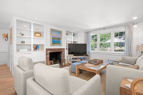 Bright, open living room - 78 Bucks Creek Road Chatham Cape Cod - Saltaire - NEVR